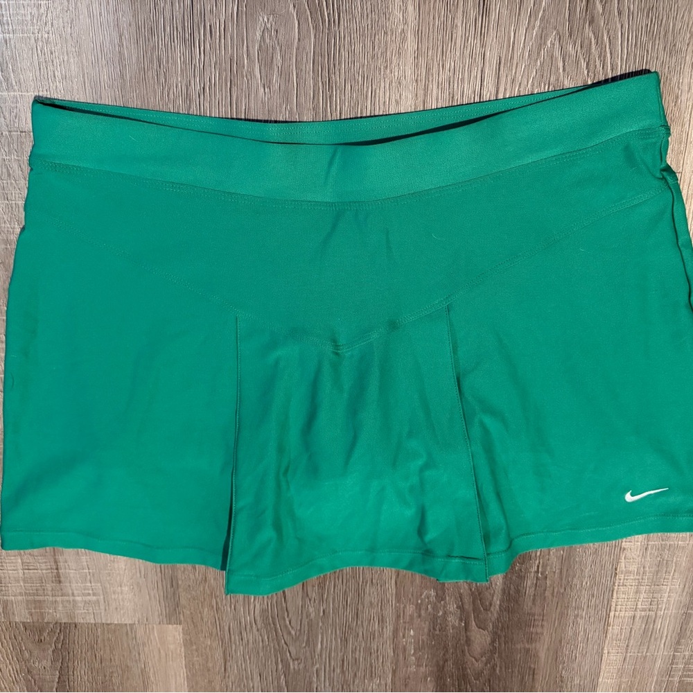 Like New! Nike Green Pleated Skort – Sporty Style Meets Everyday Comfort